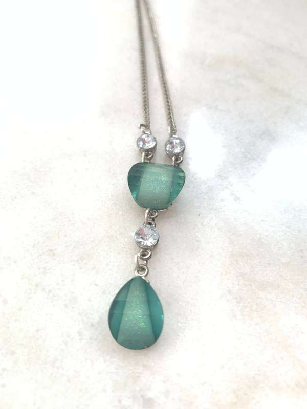 Pendant - Round & Teardrop Shaped Green Beads With 3 White Diamante Beads. Silver Colour Chain #M...