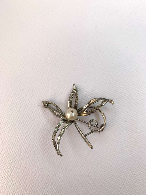 Brooch - Silver Vintage Flower Brooch With  Pearl In Centre #ML981 R495.00 | Dimensions: 38mm x 40mm