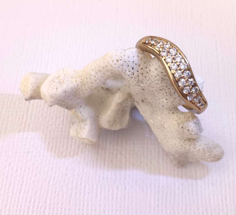 Ring - Band With White Stone Chips. Gold Coloured #ML1009