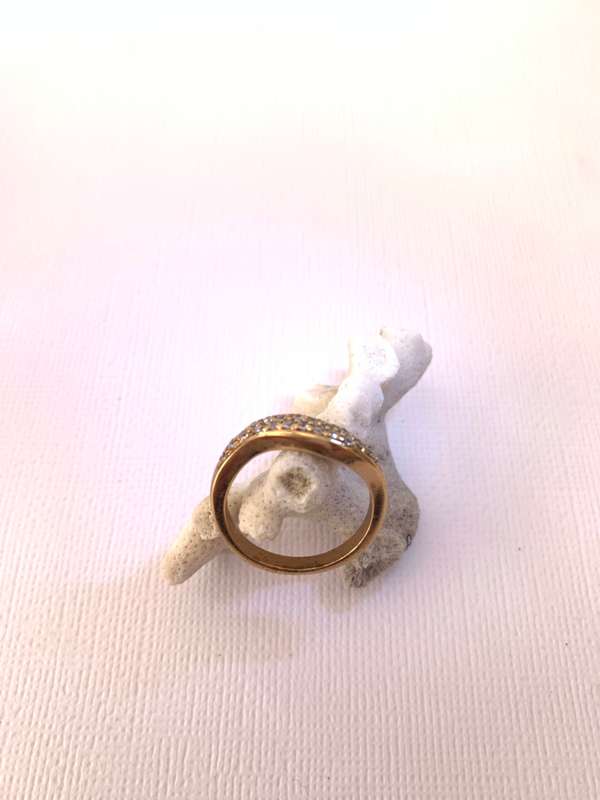 Ring - Band With White Stone Chips. Gold Coloured #ML1009