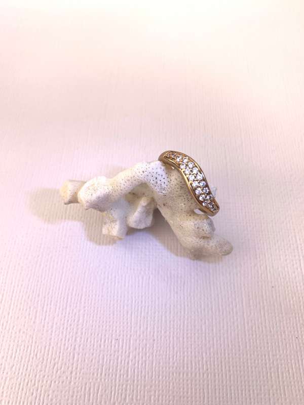 Ring - Band With White Stone Chips. Gold Coloured #ML1009