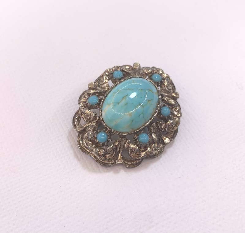 Brooch - Vintage Large Blue Veined Stone Surrounded by Small Stones. Vintage Gold Colour Metal #M...