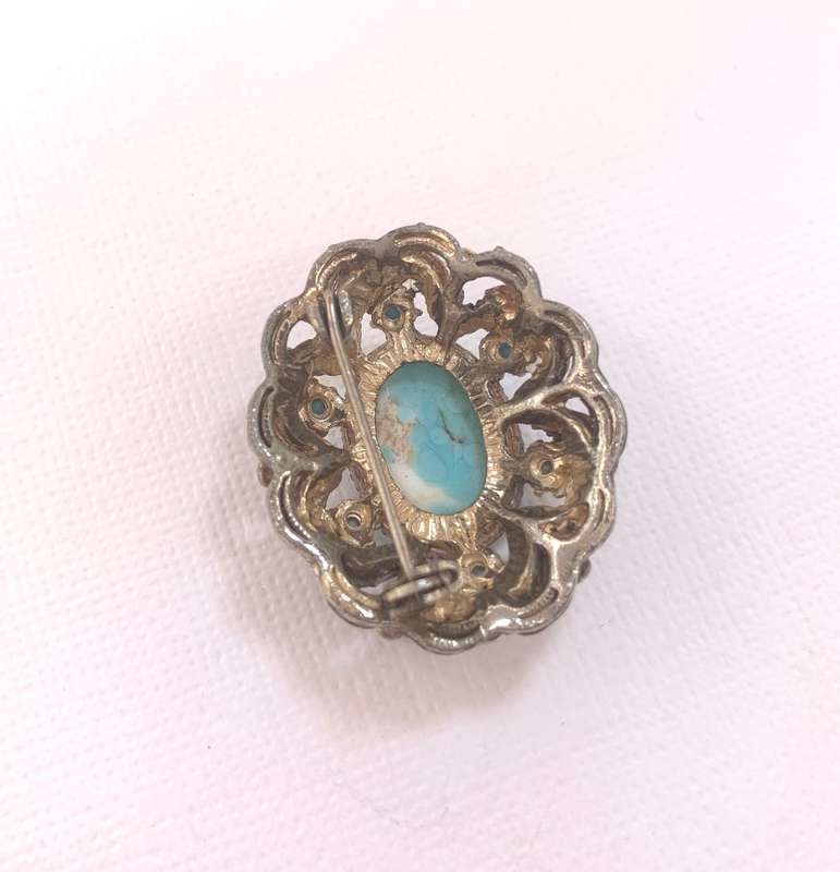Brooch - Vintage Large Blue Veined Stone Surrounded by Small Stones. Vintage Gold Colour Metal #M...