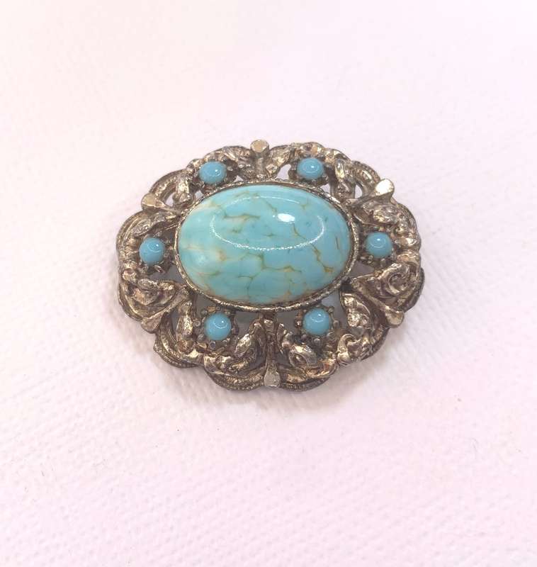 Brooch - Vintage Large Blue Veined Stone Surrounded by Small Stones. Vintage Gold Colour Metal #M...