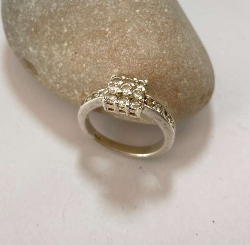 Ring - 925 Silver Ring With Central Square, White Stones #ML1174 R695.00 | Dimensions: Ring Size M
