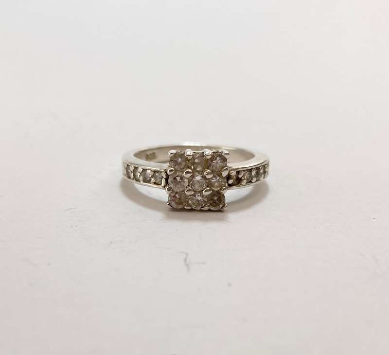 Ring - 925 Silver Ring With Central Square, White Stones #ML1174 R695.00 | Dimensions: Ring Size M