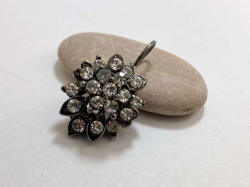 Pendant - Flower with diamante. Gunmetal Colour #ML1242 R195.00 | Dimensions: 33mm x 18mm