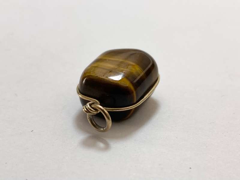 Pendant - Tigers Eye Semi-Precious Polished Stone. Gold Colour Link #ML1260 R250.00 | Dimensions:...