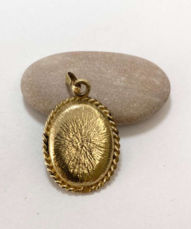 Pendant - Portrait of Mona Lisa Surrounded By Rope Detail. Gold Coloured #ML1263 R320.00 | Dimens...