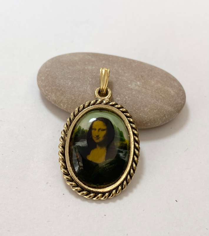 Pendant - Portrait of Mona Lisa Surrounded By Rope Detail. Gold Coloured #ML1263 R320.00 | Dimens...