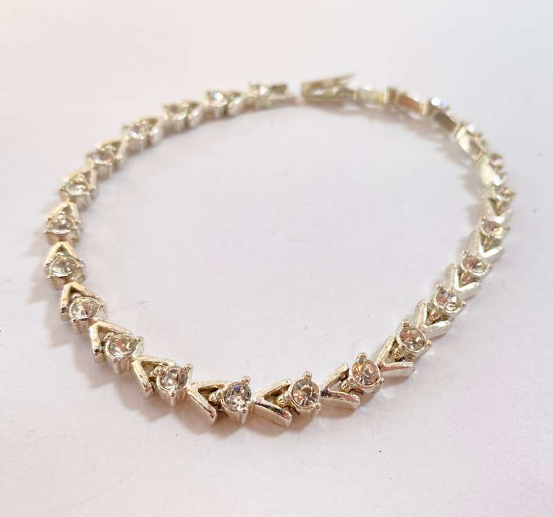 Bracelet - Avon Branded Bracelet With Arrows and Diamante #ML1296 R495.00 | Dimensions: 6mm x 214mm