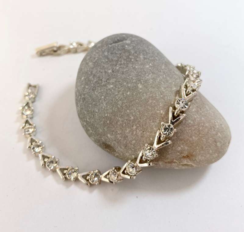 Bracelet - Avon Branded Bracelet With Arrows and Diamante #ML1296 R495.00 | Dimensions: 6mm x 214mm