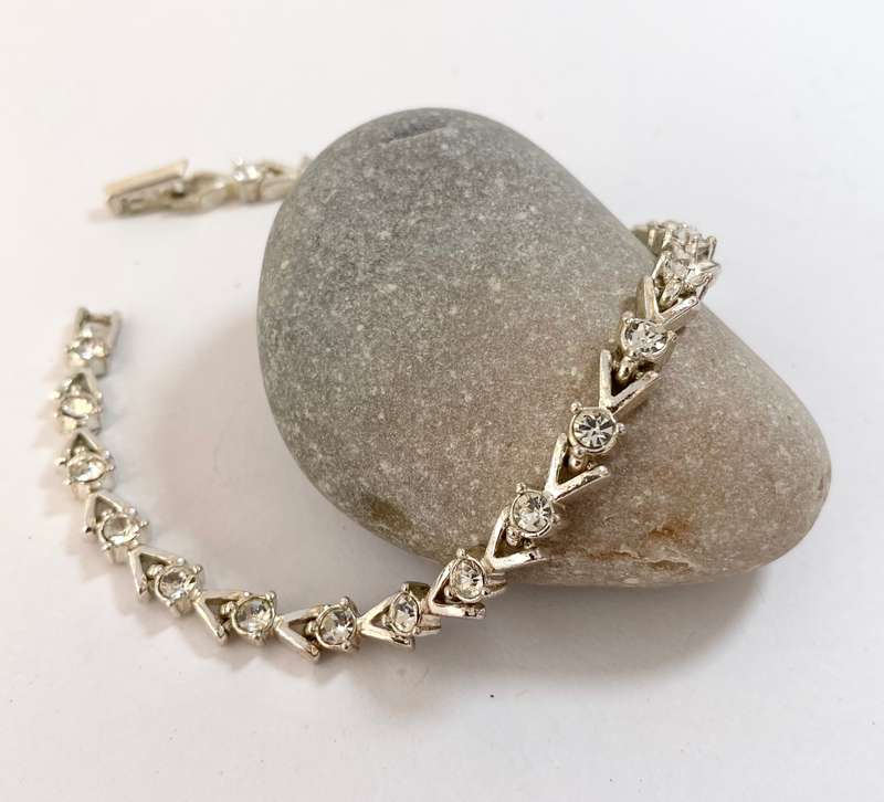 Bracelet - Avon Branded Bracelet With Arrows and Diamante #ML1296 R495.00 | Dimensions: 6mm x 214mm