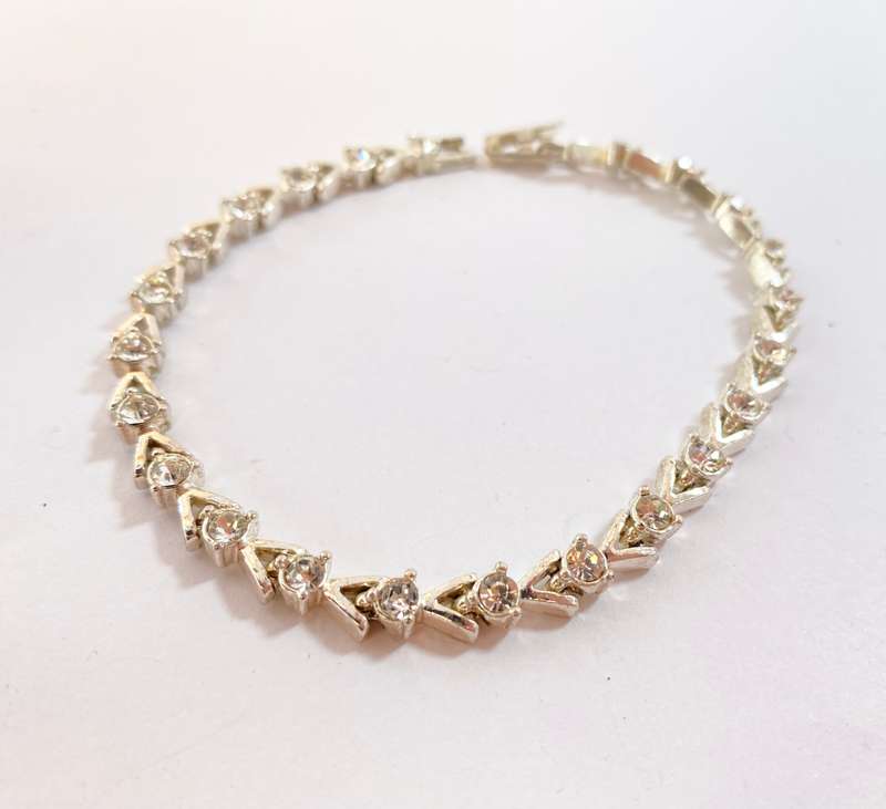 Bracelet - Avon Branded Bracelet With Arrows and Diamante #ML1296 R495.00 | Dimensions: 6mm x 214mm