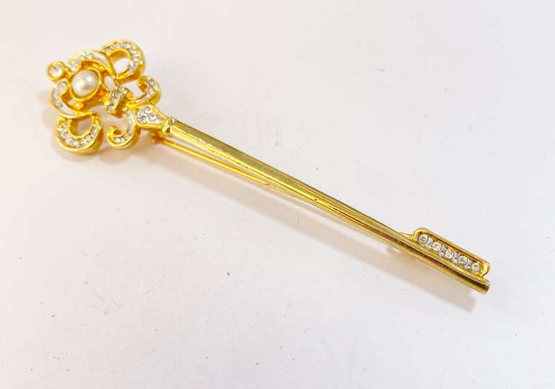 Lapel Pin - Key Shaped With Diamante and Centre Pearl. Gold Colour