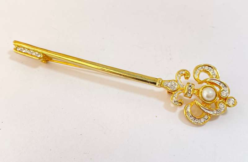 Lapel Pin - Key Shaped With Diamante and Centre Pearl. Gold Colour