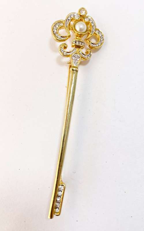 Lapel Pin - Key Shaped With Diamante and Centre Pearl. Gold Colour