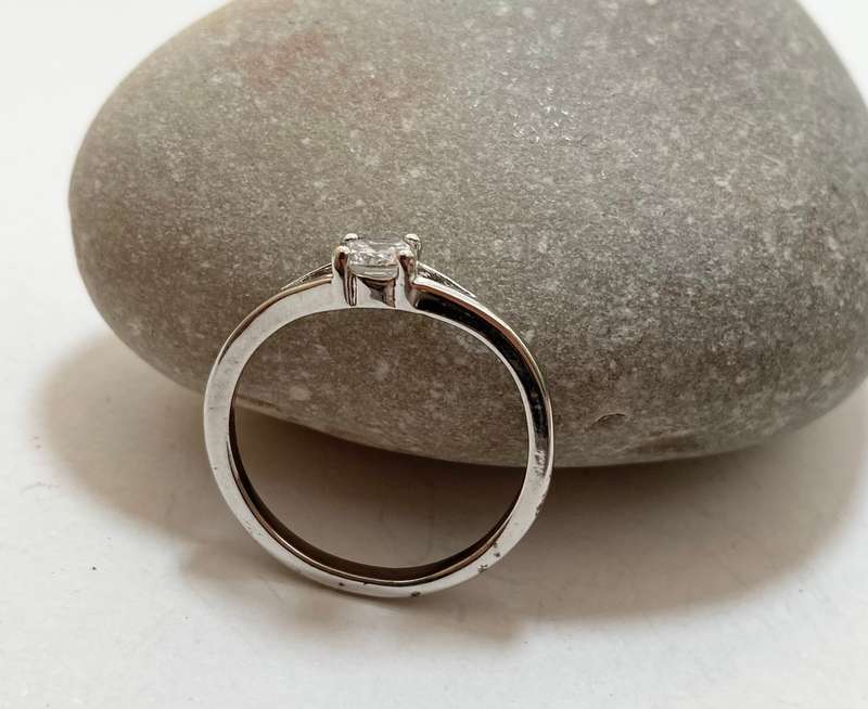 Ring - Clear Centre Stone on Plain Band. Silver Colour #ML1366