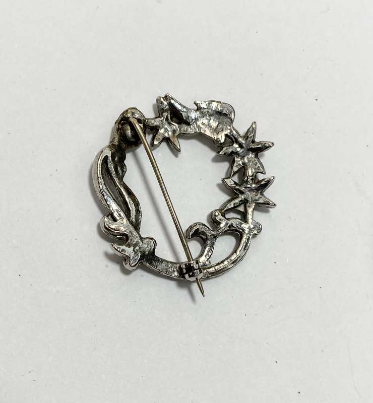 Brooch - Vintage Marcasite Flower Wreath Brooch. Silver Colour#ML1369