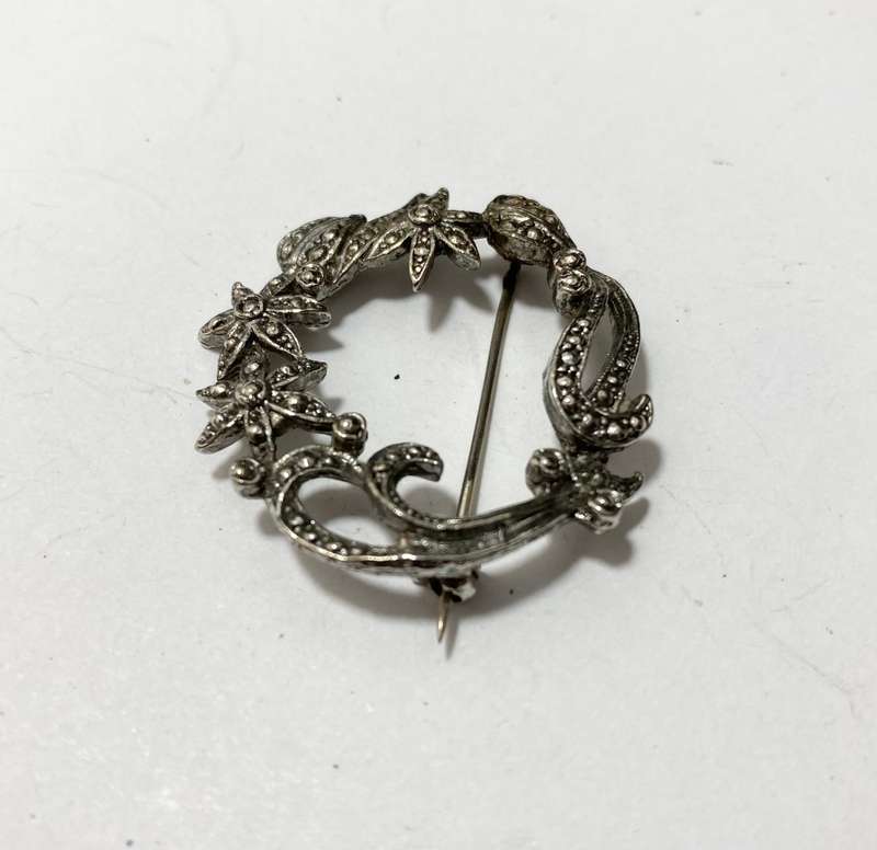 Brooch - Vintage Marcasite Flower Wreath Brooch. Silver Colour#ML1369