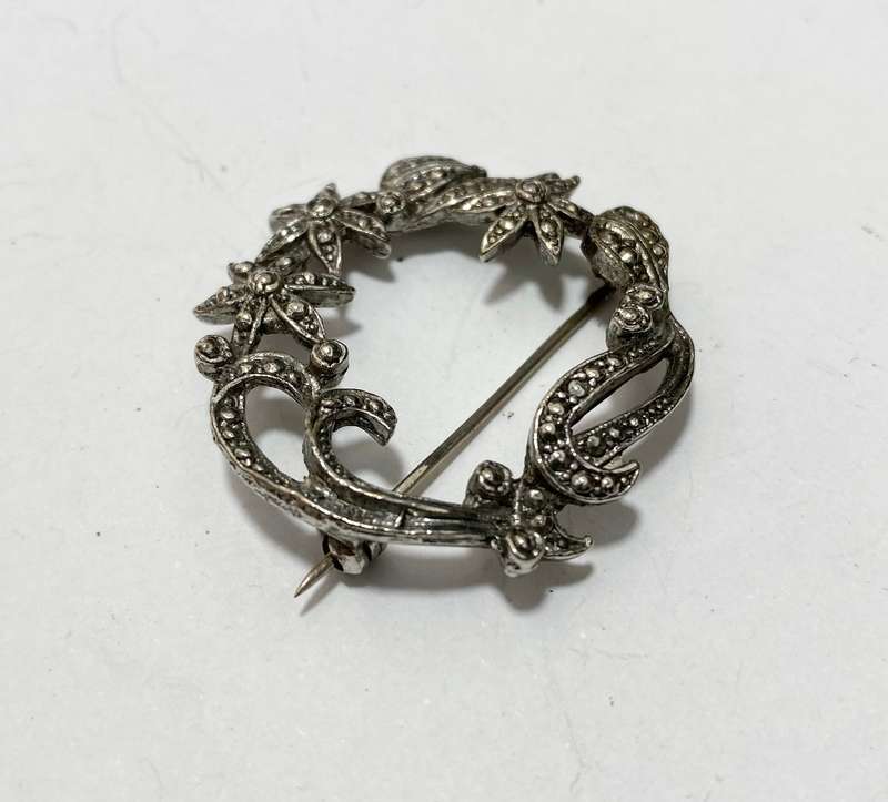 Brooch - Vintage Marcasite Flower Wreath Brooch. Silver Colour#ML1369
