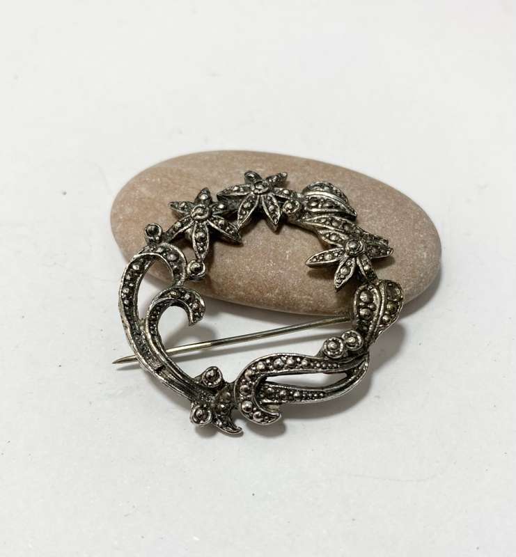 Brooch - Vintage Marcasite Flower Wreath Brooch. Silver Colour#ML1369