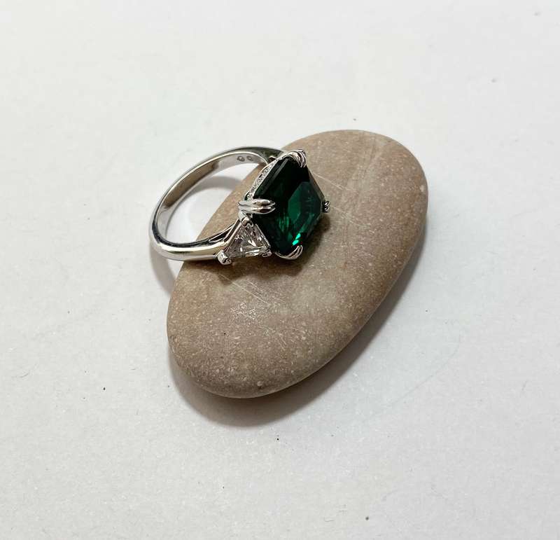 Ring - Swarovski Band With Large Green Square Centre Stone and 2 Side White Diamante. Silver Colo...