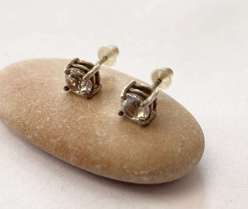 Earrings - Studs With Clear White Round Crystal. Silver Colour #ML1423