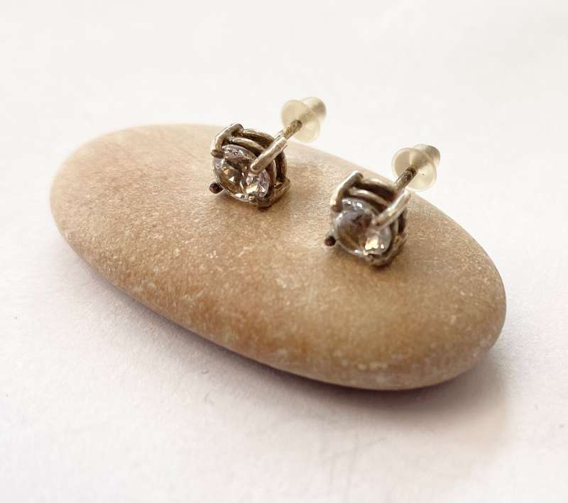 Earrings - Studs With Clear White Round Crystal. Silver Colour #ML1423