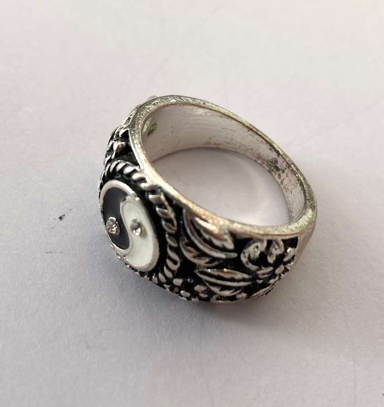 Ring - Yin Yang Sign In Enamel With Leaf Detail. Silver Colour #ML1428