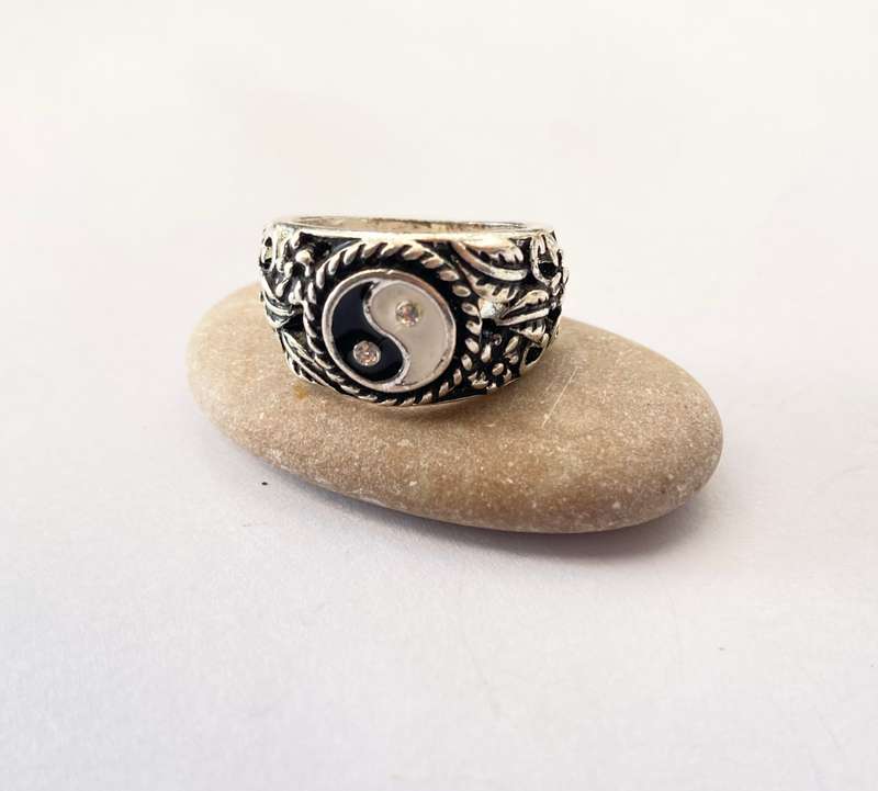Ring - Yin Yang Sign In Enamel With Leaf Detail. Silver Colour #ML1428