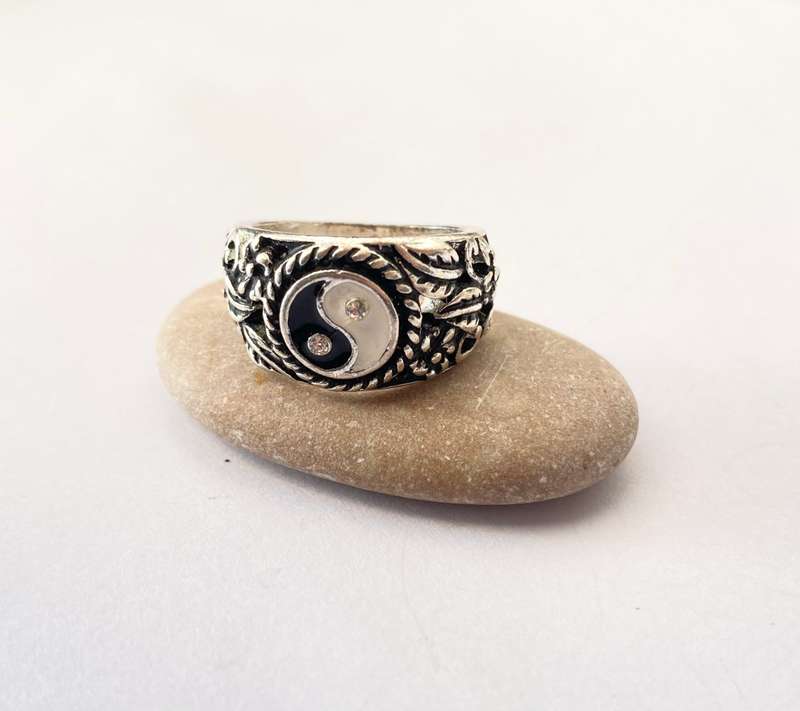 Ring - Yin Yang Sign In Enamel With Leaf Detail. Silver Colour #ML1428