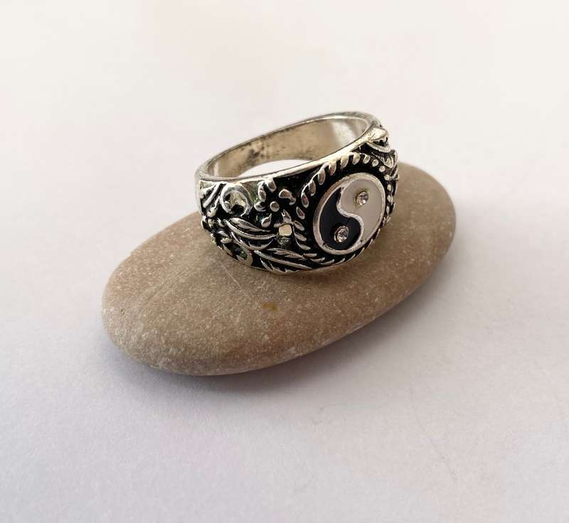 Ring - Yin Yang Sign In Enamel With Leaf Detail. Silver Colour #ML1428