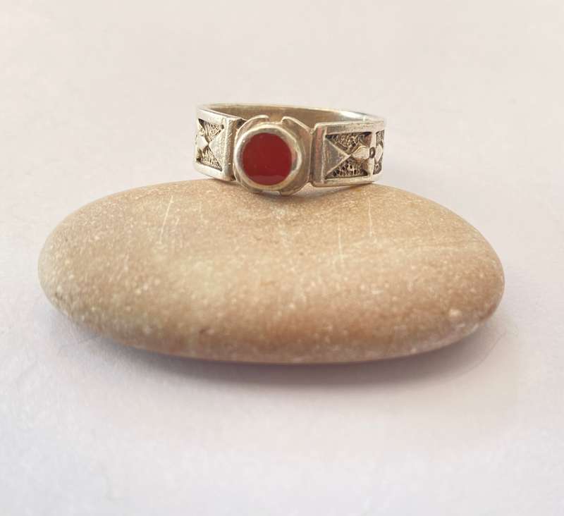 Ring - 925 Silver Pattern Band With Cornelian Centre Stone #ML1429