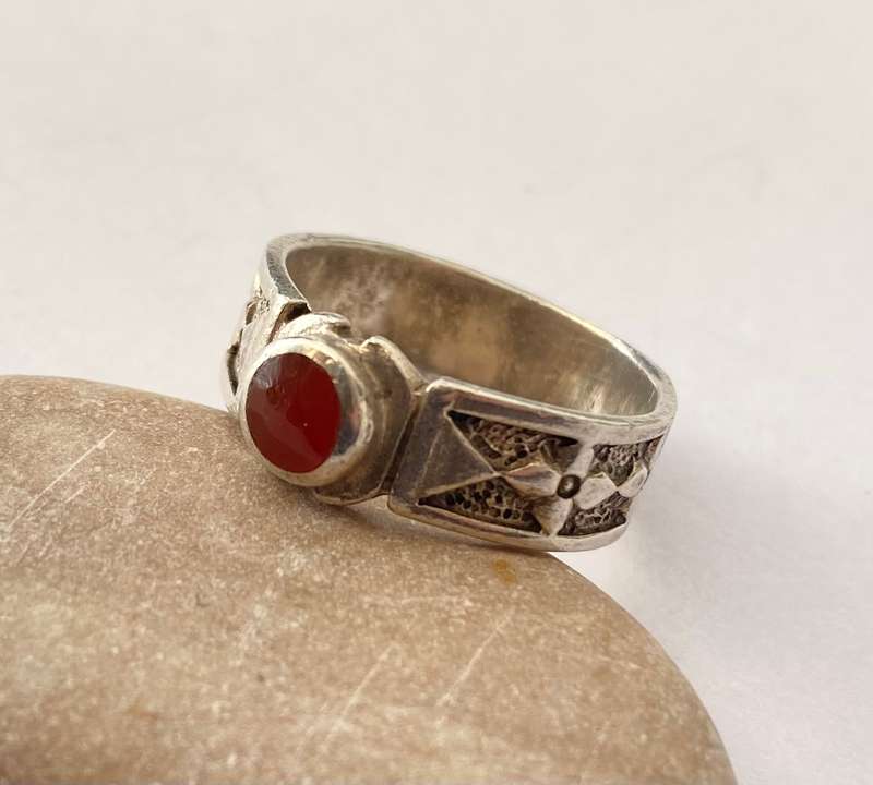 Ring - 925 Silver Pattern Band With Cornelian Centre Stone #ML1429