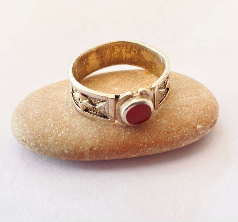Ring - 925 Silver Pattern Band With Cornelian Centre Stone #ML1429