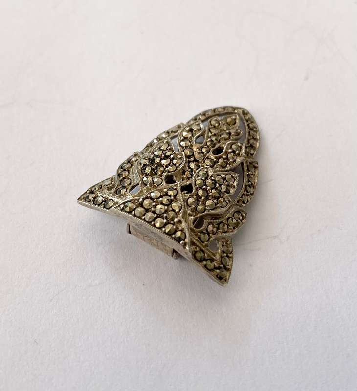 Brooch - Scarf Pin With Marcasite. Flames or Leaf Design. Silver Colour #ML1434