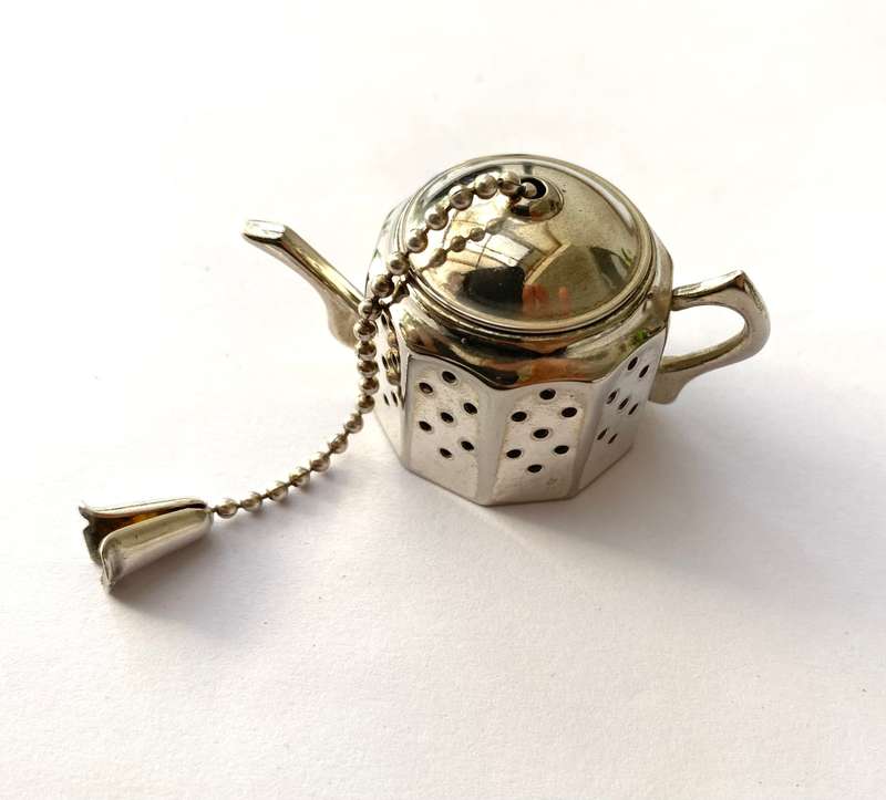 Antiques and Collectibles - Vintage Silver Colour Tea Infuser Shaped Like a teapot. Made In Engla...