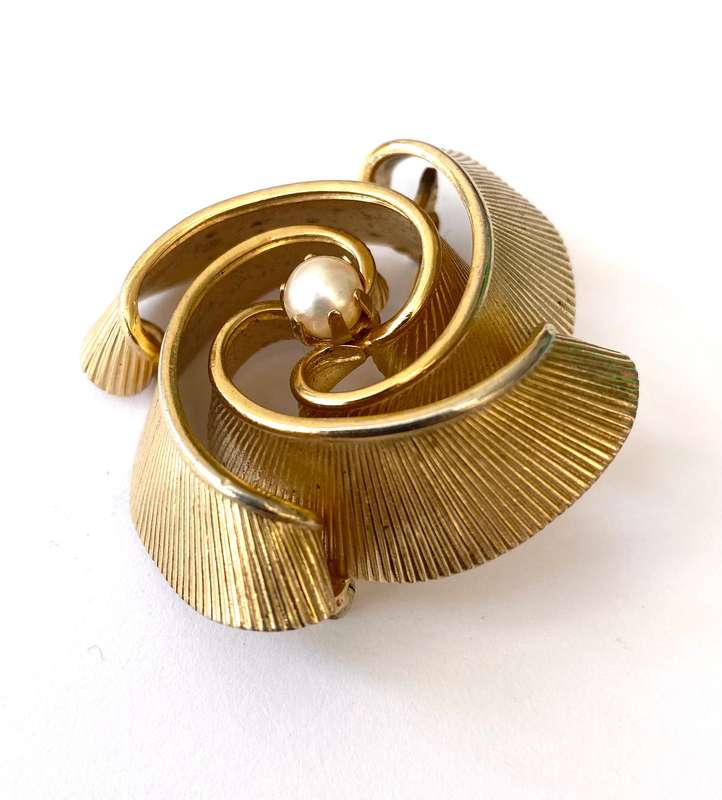 Brooch - Vintage Twisted Swirl Design With Pearl In Centre. Gold Plated #ML1593
