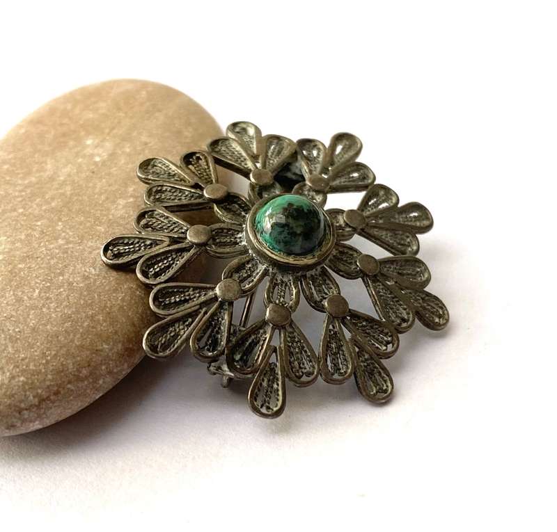 Brooch - Vintage Silver Flower Pattern With Eilat Stone In Centre. Lightweight #ML1607