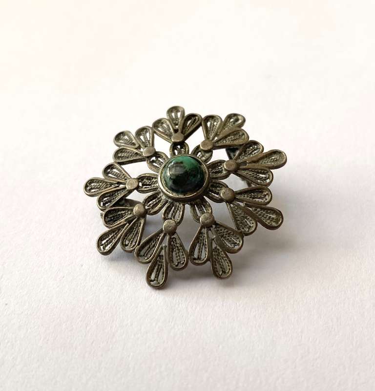 Brooch - Vintage Silver Flower Pattern With Eilat Stone In Centre. Lightweight #ML1607