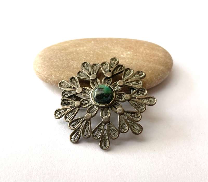 Brooch - Vintage Silver Flower Pattern With Eilat Stone In Centre. Lightweight #ML1607