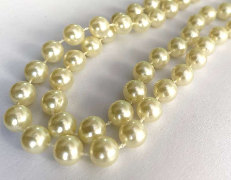 Necklace - String of Pearly Beads. Gatsby Style Costume Jewellery #ML1663