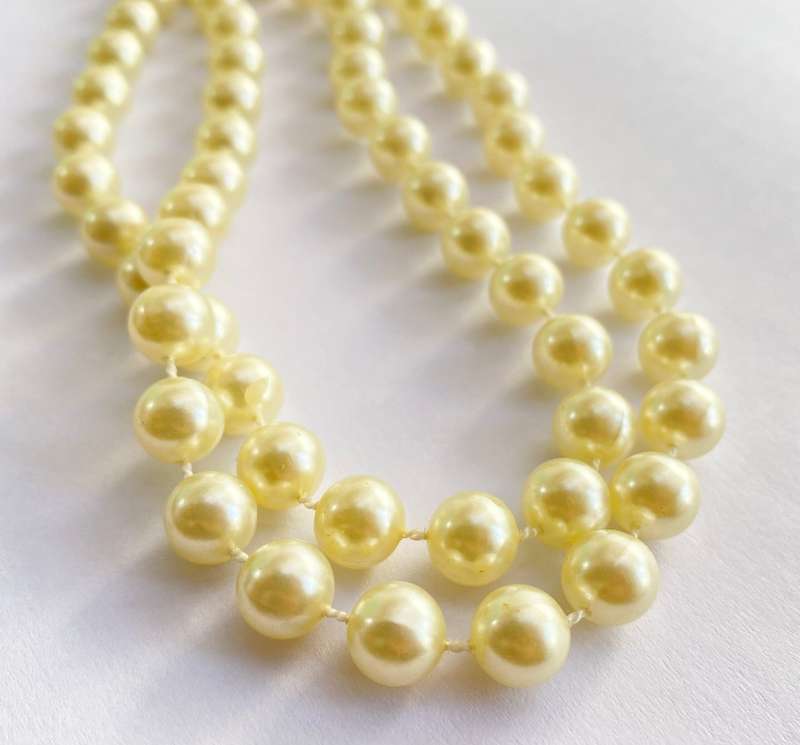 Necklace - String of Pearly Beads. Gatsby Style Costume Jewellery #ML1663