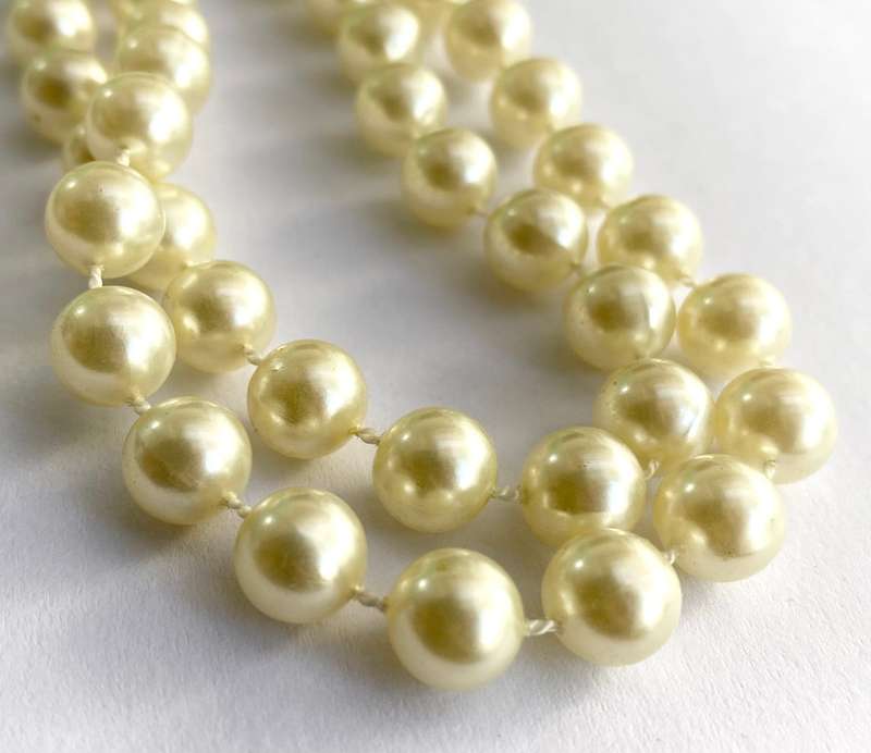 Necklace - String of Pearly Beads. Gatsby Style Costume Jewellery #ML1663