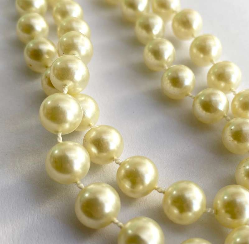 Necklace - String of Pearly Beads. Gatsby Style Costume Jewellery #ML1663