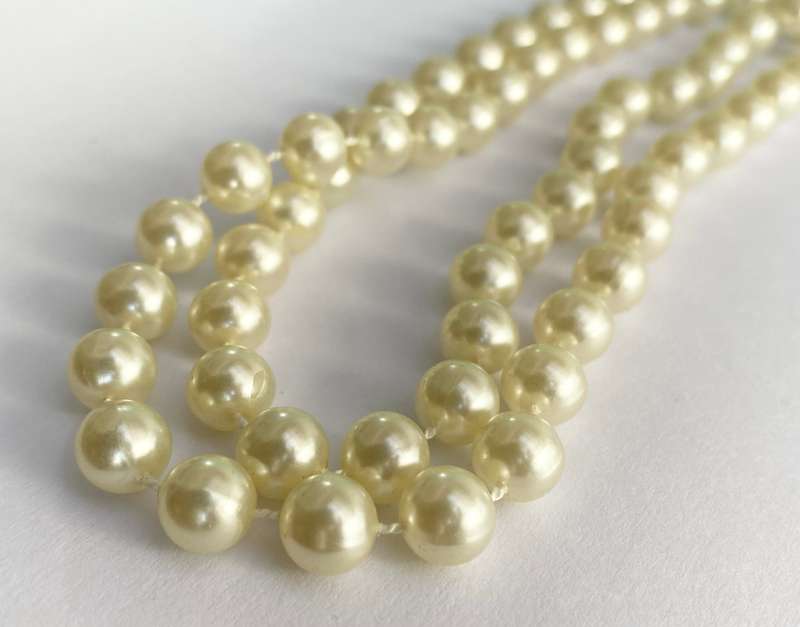 Necklace - String of Pearly Beads. Gatsby Style Costume Jewellery #ML1663