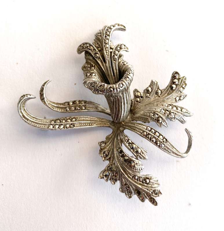 Brooch - Vintage 925 Silver Stamped Marcasite Trumpet Vine Flower Surrounded By Leaves (1 stone m...