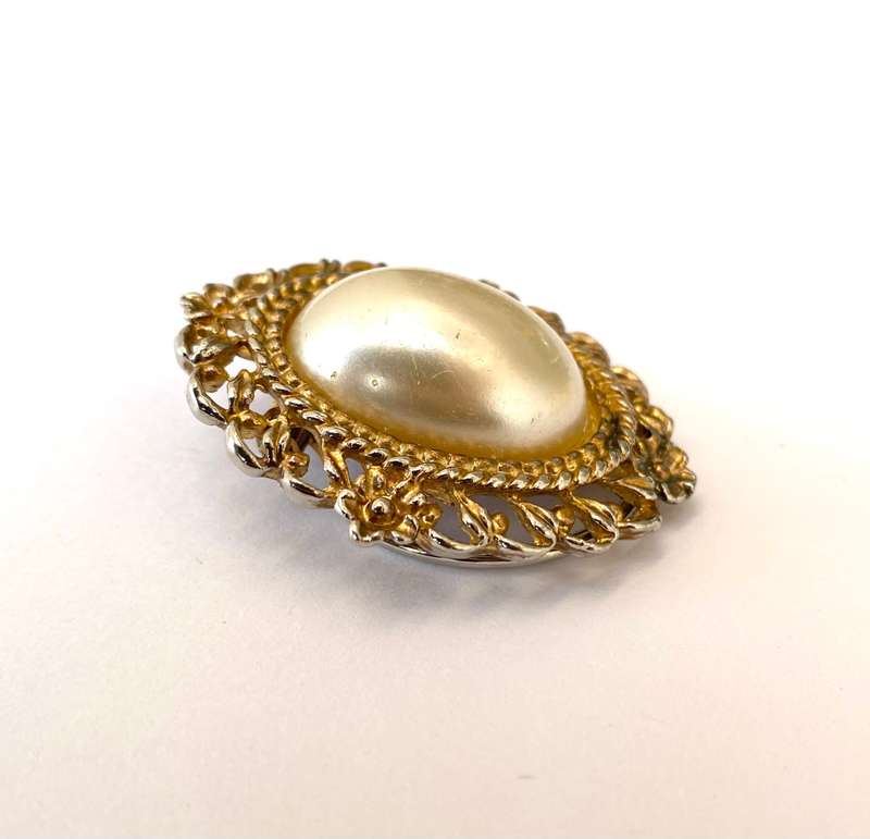 Scarf Clip - Vintage Central Pearly Bead Set On Gold Colour. Floral Pattern Border #ML1678