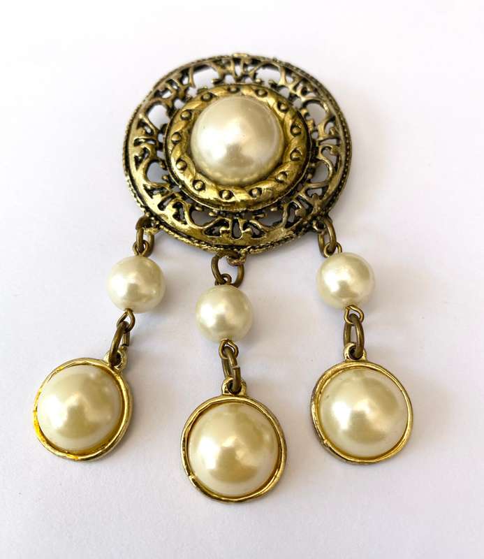Brooch - Large Round Disk With Pearly Bead In Centre. 3 Hanging Pendants With Pearly Bead On End....